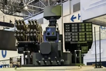 Xe hỗ trợ hỏa lực HQ-17AE hoàn toàn tự động tác chiến phòng không tầm thấp với cấu hình hỏa lực cực mạnh. Ảnh: QQnews.