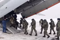 Binh sĩ Nga lên máy bay tới Kazakhstan hôm 6/1 (Ảnh: Reuters).