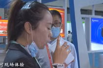 Khách tham quan Hội chợ Y tế Hải Nam trải nghiệm hít vaccine Convidecia tại chỗ (Ảnh: CCTV).