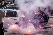 Nhân viên thực thi pháp luật phóng đạn gây choáng vào người biểu tình. Ảnh: QQnews.