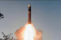 Ấn Độ phóng thử nghiệm tên lửa Agni-5 phiên bản mới mang nhiều đầu đạn. Ảnh: Thepaper.