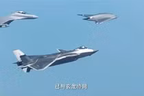 Hình ảnh UAV Huyền Long bay cùng tiêm kích có người lái J-20 và J-16 trong phim "Giấc mơ xa". Ảnh: QQnews.