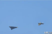 Chiếc "Bạch Đế" (trái) và chiếc J-20S. Ảnh: Toutiao.