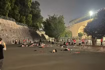 Hiện trường vụ đâm xe, người chết và bị thương nằm la liệt (Ảnh: Singtao)