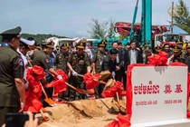 Các quan chức Trung Quốc và Campuchia tiến hành động thổ xây dựng Căn cứ Ream (Ảnh: Guancha).