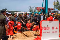 Các quan chức Trung Quốc và Campuchia tiến hành động thổ xây dựng Căn cứ Ream (Ảnh: Guancha).