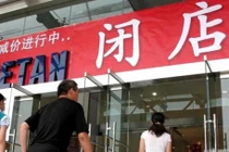 Trung tâm thương mại Istan Thượng Hải thông báo bán hạ giá hàng để đóng cửa. Ảnh: NetEase.