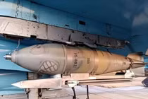 Bom ODAB-1500 được gắn vào giá treo máy bay Su-34. Ảnh: NetEase.