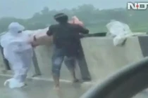 Hình ảnh một nhân viên y tế và người nhà ném thi thể bệnh nhân COVID-19 xuống sông trên NDTV (Ảnh: Chinatimes).