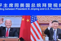 Hai nhà lãnh đạo chào nhau trước khi khai mạc đối thoại (Ảnh: CCTV).