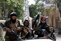 Lính Taliban mang quốc kỳ mới đi tuần trên đường phố Kabul hôm 19/8 (Ảnh: Dailymail).