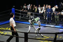 Các võ sĩ robot thi đấu quyết liệt trên võ đài. Ảnh: STCN.