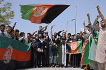 NHững người biểu tình chống Taliban ở Jalalabad mang quốc kỳ của chính quyền vừa bị lật đổ (Ảnh: Ifeng).