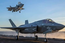 Máy bay F-35 hạ cánh thẳng đứng trên boong tàu. Ảnh: Opensky.