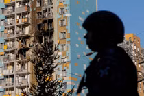 Một người lính Nga đứng trong khu phố có tòa nhà bị UAV Ukraine đâm vào sáng 10/9 (Ảnh: QQnews).