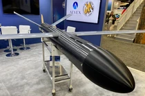 Chiếc UAV tự sát Phoenix Ghost lần đầu tiên xuất hiện được trưng bày tại AUSA 2024 (Ảnh: QQnews).