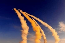 Lực lượng Houthi ồ ạt phóng tên lửa tấn công tàu chiến Mỹ ở Biển Đỏ (Ảnh: Sohu).