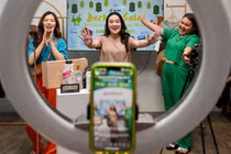 Chính phủ Indonesia tuyên bố từ ngày 27/9 sẽ cấm thương mại điện tử trên các nền tảng mạng xã hội (Ảnh: AP).