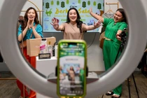 Chính phủ Indonesia tuyên bố từ ngày 27/9 sẽ cấm thương mại điện tử trên các nền tảng mạng xã hội (Ảnh: AP).