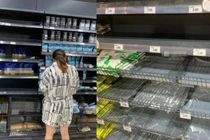 Các sản phẩm muối ăn trên các kệ hàng trong siêu thị bị vét hết (Ảnh: Sina).