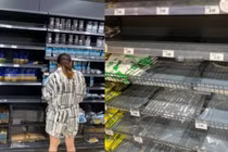 Các sản phẩm muối ăn trên các kệ hàng trong siêu thị bị vét hết (Ảnh: Sina).