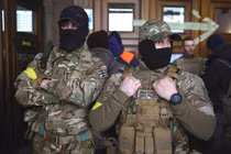 Cựu binh SAS Anh bị bắt gặp đang chờ nhập cảnh vào Ukraine (Ảnh: Reuters).