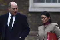 Bộ trưởng Quốc phòng Anh Wallace và Bộ trưởng Nội vụ Patel - hai người bị lừa điện đàm với kẻ giả danh Thủ tướng Ukraine Shmigal (Ảnh: BBC).