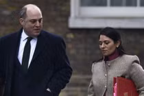 Bộ trưởng Quốc phòng Anh Wallace và Bộ trưởng Nội vụ Patel - hai người bị lừa điện đàm với kẻ giả danh Thủ tướng Ukraine Shmigal (Ảnh: BBC).