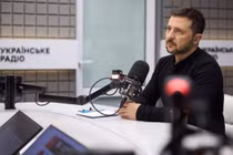 Trả lời phỏng vấn truyền thông, ông Zelensky phàn nàn về viện trợ quân sự của Mỹ chậm trễ và kém hiệu quả. Ảnh: Ukraine Radio.