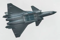 Tiêm kích tàng hình J-20 với 4 tên lửa PL-15 trong khoang vũ khí. Ảnh: Wiki.