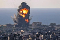 Máy bay Israel ném bom Dải Gaza trả đua các vụ phóng tên lửa của Hamas (Ảnh: Đông Phương).