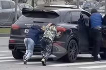 Khi không gọi được cứu hộ thì đây là cách để siêu xe di chuyển được. Ảnh: Sina. 