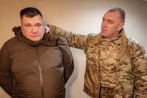 Cục trưởng SBU Vasyl Maliuk (phải) trực tiếp bắt giữ Dmytro Kozyura. Ảnh: SBU.