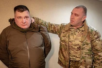 Cục trưởng SBU Vasyl Maliuk (phải) trực tiếp bắt giữ Dmytro Kozyura. Ảnh: SBU.