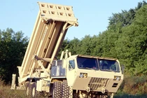 Xe phóng THAAD với bệ gồm 8 ống phóng (Ảnh: Sputnik).