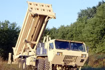 Xe phóng THAAD với bệ gồm 8 ống phóng (Ảnh: Sputnik).