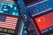 Dưới thời các Tổng thống Donald Trump và Joe Biden, cuộc chiến về chip giữa Mỹ và Trung Quốc ngày càng gay gắt (Ảnh: Sina)