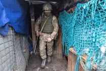 Lính Ukraine ở biên giới với Nga (Ảnh: Deutsche Welle).