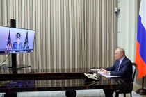 Tổng thống Nga Putin điện đàm với Tổng thống Mỹ Biden hôm 7/12 (Ảnh: TASS).