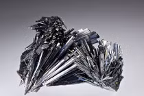 Tinh thể Antimon - nguyên liệu chiến lược dùng trong công nghiệp quân sự. Ảnh: Sohu.