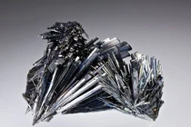 Tinh thể Antimon - nguyên liệu chiến lược dùng trong công nghiệp quân sự. Ảnh: Sohu.