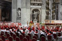 Đức Hồng y Baldassare Reina của Giáo phận Rome đã chủ sự thánh lễ tại Vương cung thánh đường Thánh Peter ở Vatican hôm 28/4 để tưởng nhớ Đức Giáo hoàng Francis. Ảnh: EPA.