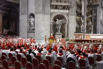 Đức Hồng y Baldassare Reina của Giáo phận Rome đã chủ sự thánh lễ tại Vương cung thánh đường Thánh Peter ở Vatican hôm 28/4 để tưởng nhớ Đức Giáo hoàng Francis. Ảnh: EPA.