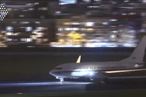 Chiếc máy bay vận tải quân sự C-40A chở đoàn nghị sĩ Mỹ hạ cánh xuống sân bay Tùng Sơn, Đài Bắc tối 9/11 (Ảnh: TVBS).