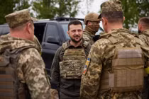 Ngày 29/5, Tổng thống Ukraine Zelensky mặc áo giáp tới thị sát mặt trận ở thành phố Kharcov, miền Đông Ukraine (Ảnh: VPTT Ukraine).