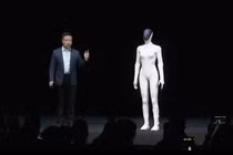 Ông Hà Tiểu Bằng giới thiệu robot AI IRON tại Ngày công nghệ AI XPeng. Ảnh: Worldjournal.