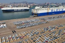 Xe ô tô, tấm pin mặt trời và thiết bị điện tử tiêu dùng là ba loại hàng xuất khẩu của Trung Quốc đang "càn quét" thế giới. Ảnh: AFP.