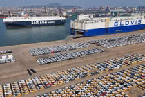 Xe ô tô, tấm pin mặt trời và thiết bị điện tử tiêu dùng là ba loại hàng xuất khẩu của Trung Quốc đang "càn quét" thế giới. Ảnh: AFP.