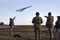 Quân đội Ukraine sử dụng máy bay không người lái ở Backmut (Ảnh: VOA).