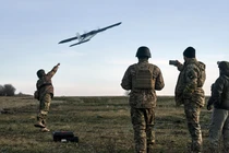 Quân đội Ukraine sử dụng máy bay không người lái ở Backmut (Ảnh: VOA).